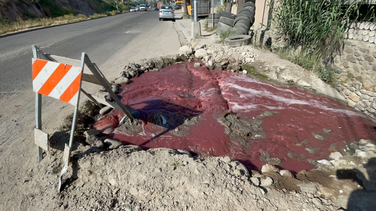Preocupa a ciudadanos agua contaminada que  cambian de color en la Colonia Sánchez Taboada