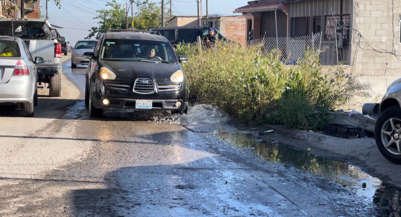Tienen miedo de derrumbe por fuga de agua en la calle Antares de la Sánchez Taboada