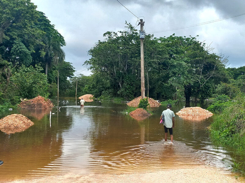 Inundaciones urbanas, desplazamientos de tierra y comunidades incomunicadas por aguaceros de los últimos días