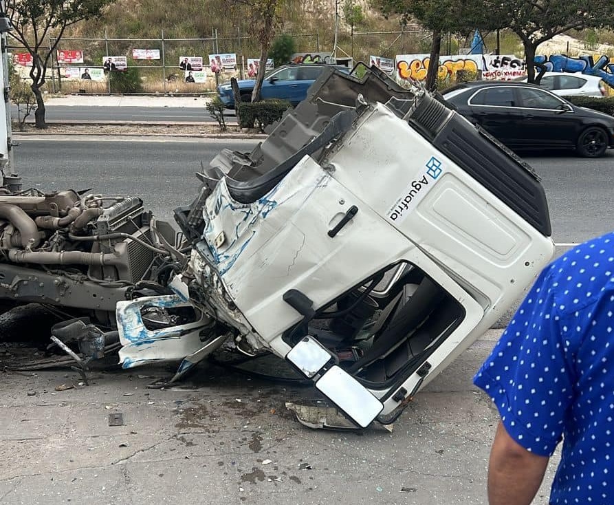 Tráiler sin frenos colisionó contra barda en el Bulevar Fundadores