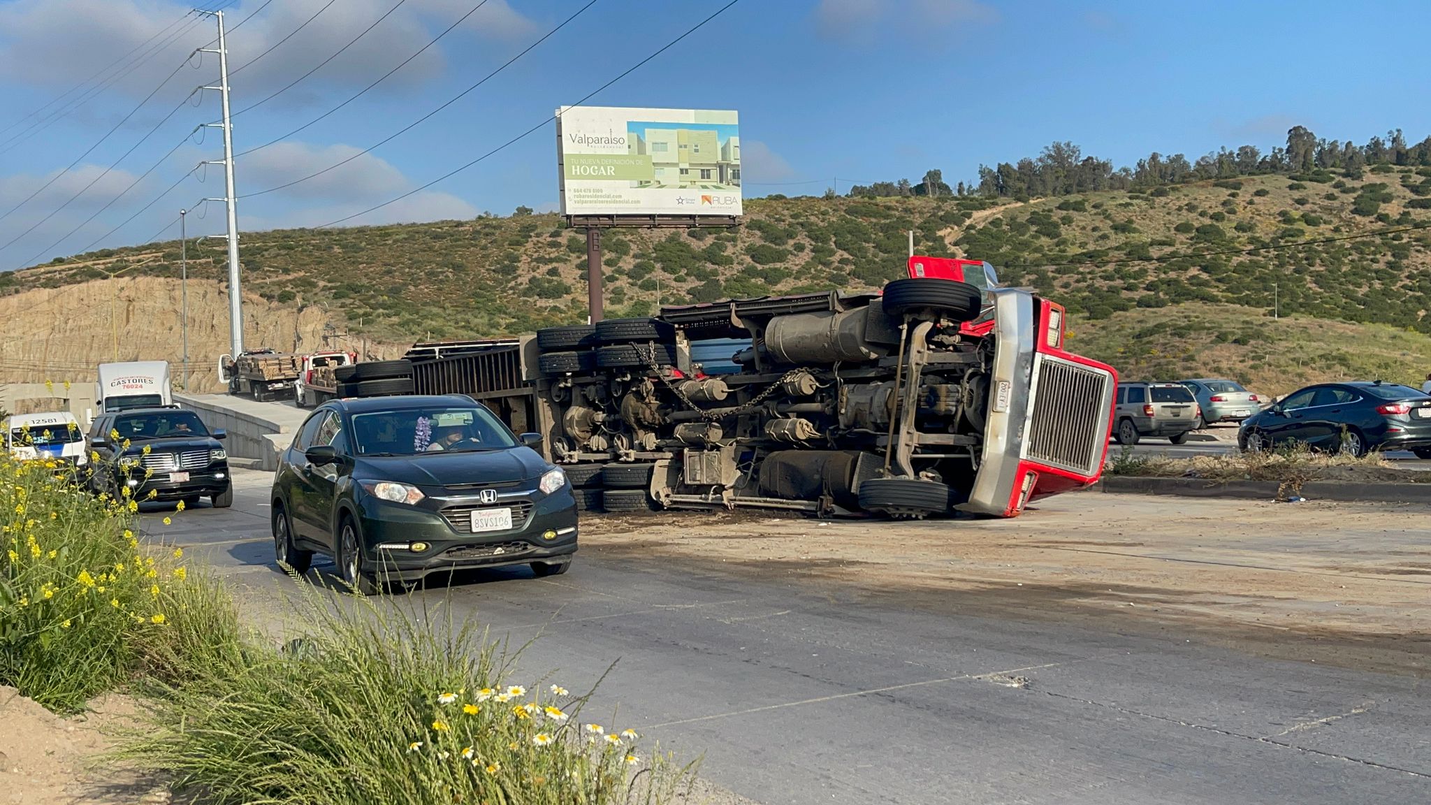 Tráiler se vuelca en el libramiento Rosas Magallón de Tijuana, provoca tráfico lento por más de 9 horas