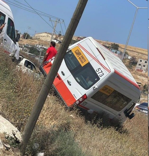 Cae taxi a un pequeño barranco por querer evadir tráfico vehicular, se fue por el carril de acotamiento 