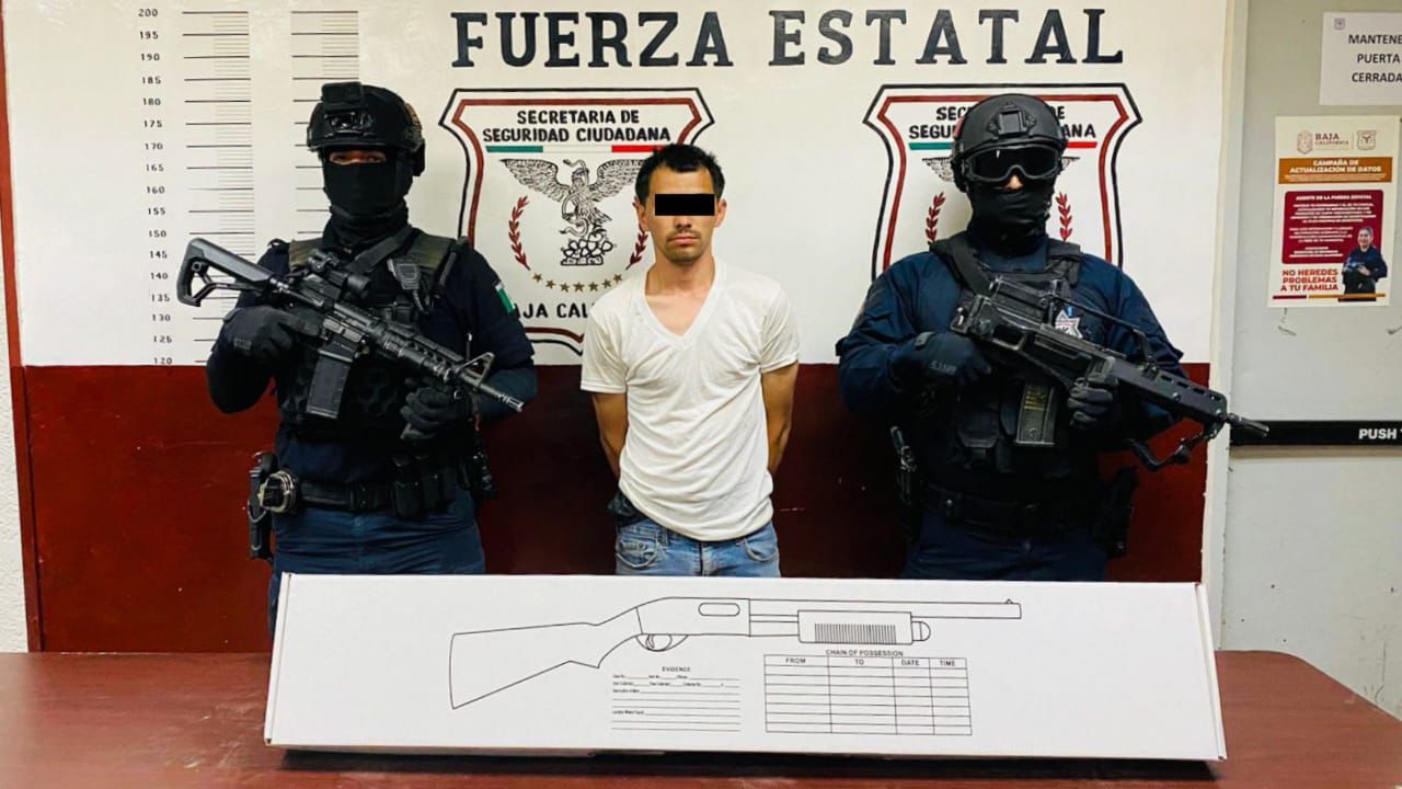 Se paseaba en La Rumorosa con un fusil de asalto abastecido y lo detiene la policía