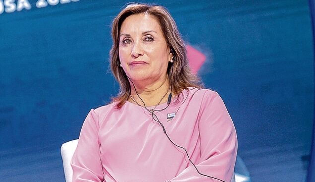 Presidenta del Perú habría abandonado el cargo para someterse a cirugía estética