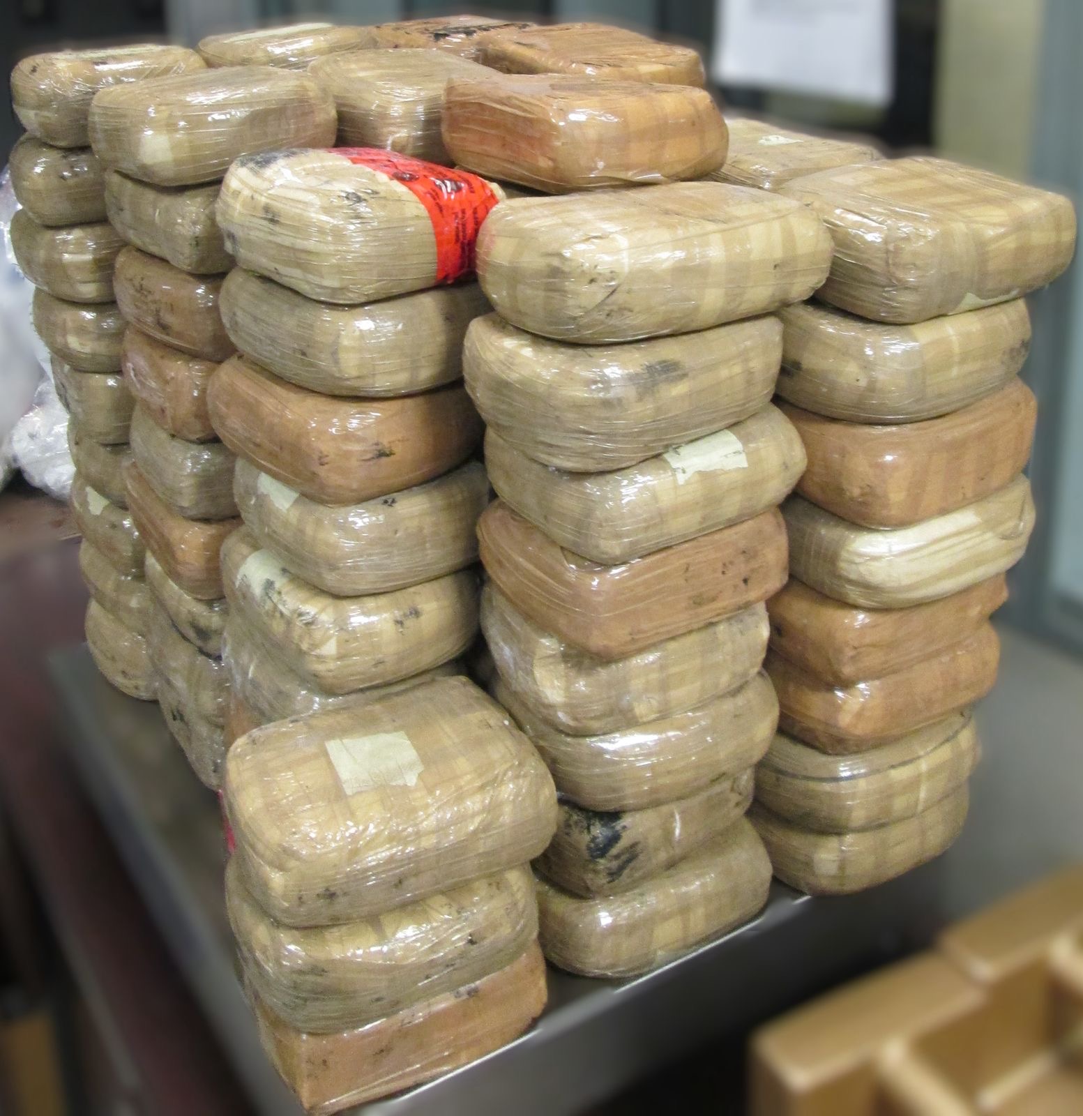 Decomisan 172 paquetes de metanfetamina oculta dentro de remolque en garita de Calexico: CBP