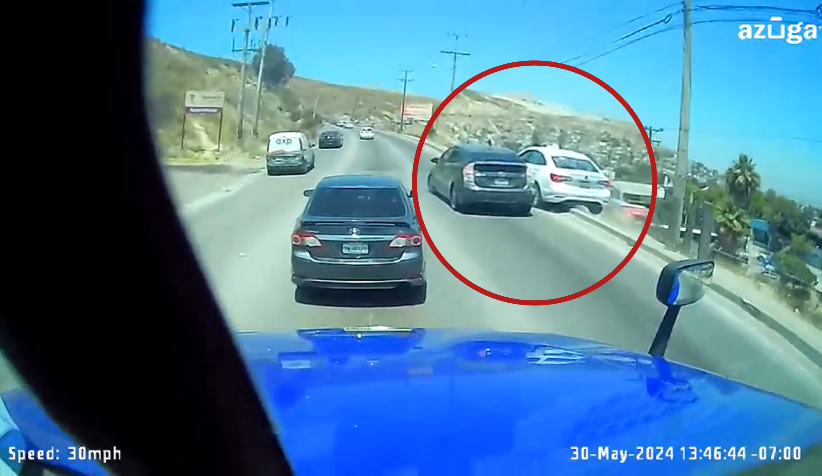 Automovilista imprudente casi provoca tragedia en la rampa de la Central Camionera de Tijuana 