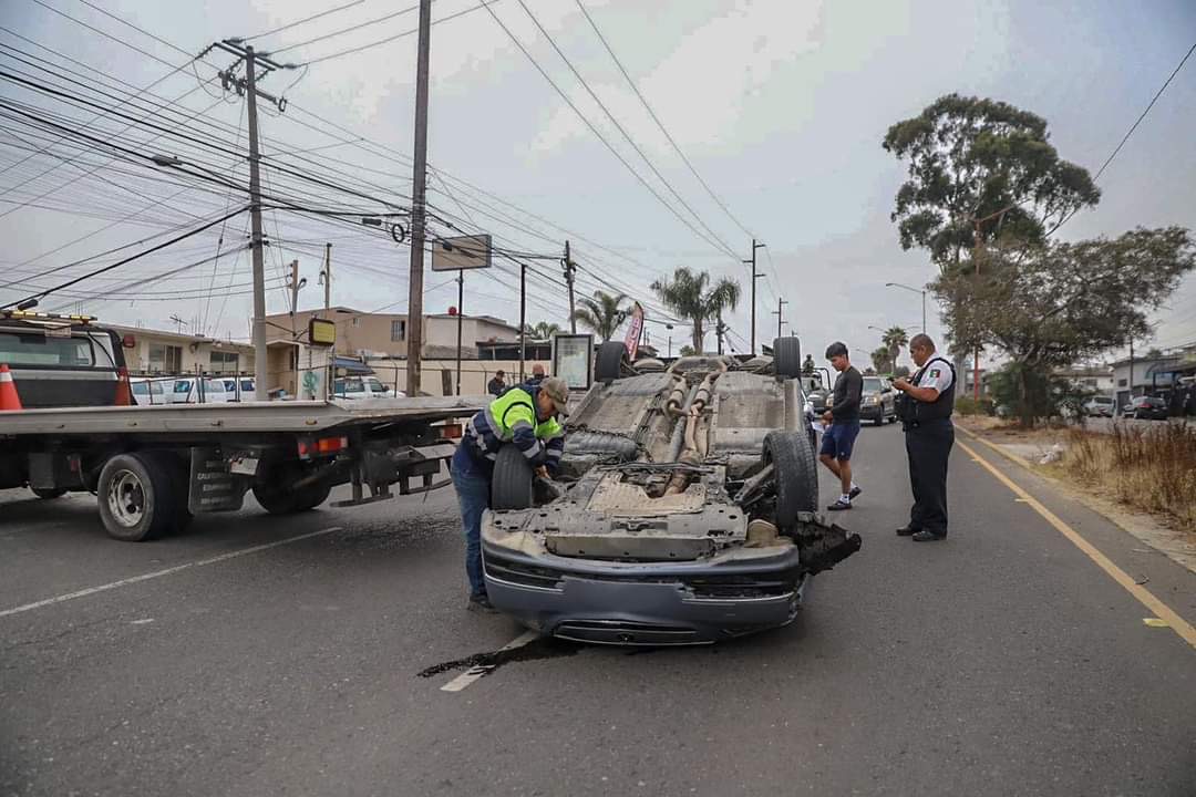Incrementan accidentes automovilístico en Tijuana, vehículo se volcó en el Boulevard Fundadores