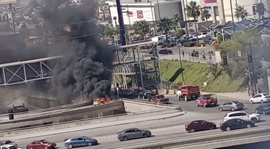 Vehículo se incendia frente a plaza 2000, cerraron la vialidad por al menos una hora