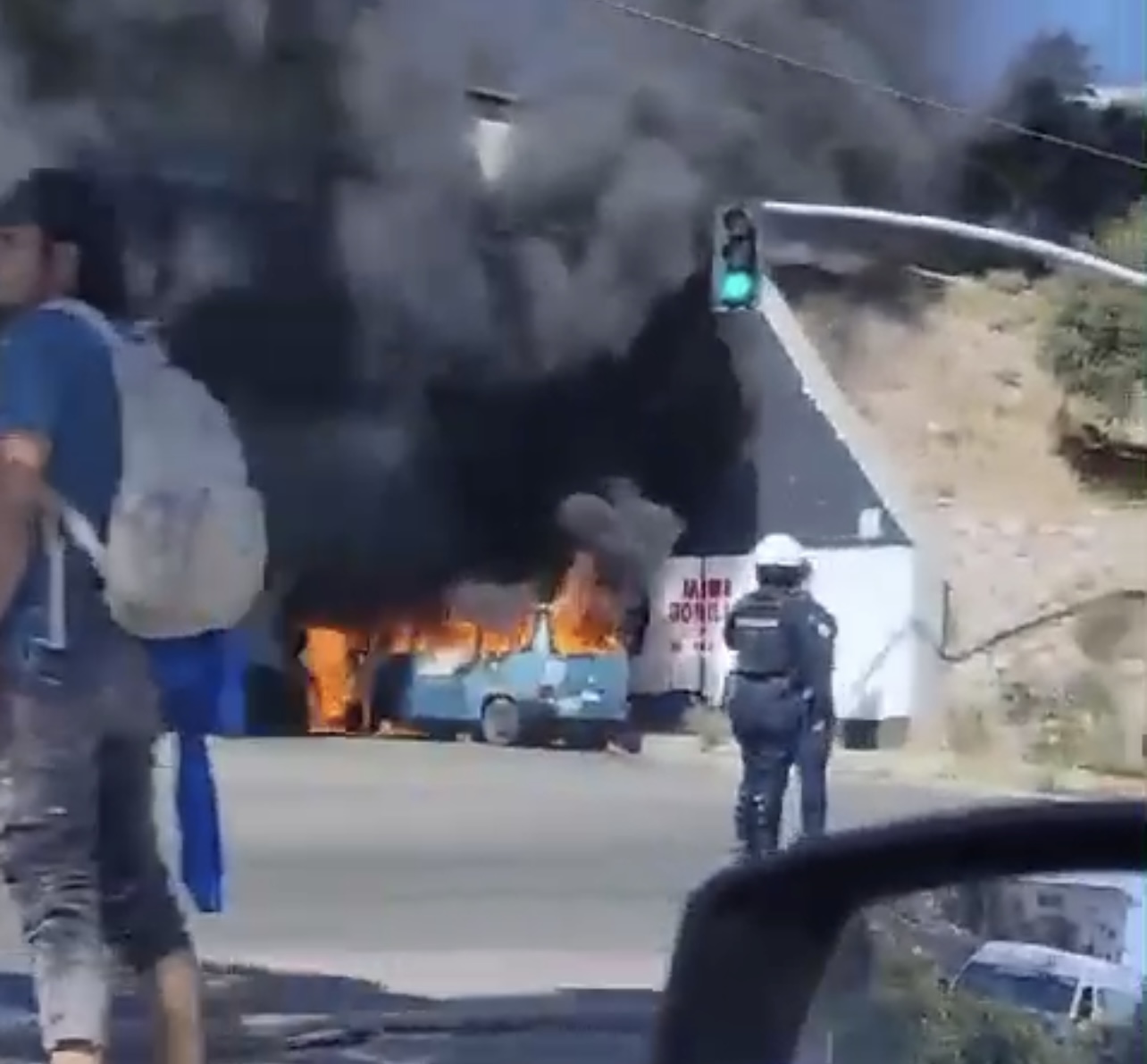 Se incendia vehículo en el Boulevard Fundadores, cierran parcialmente la vialidad