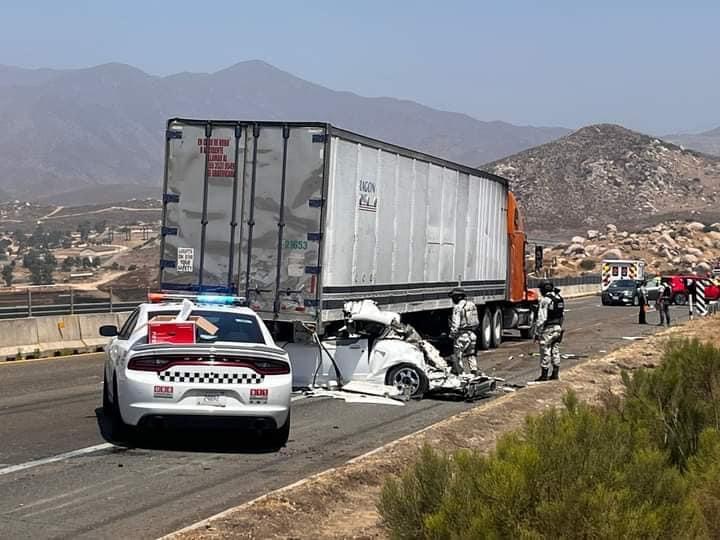 Tráiler sin frenos provoca tragedia en carretera Tijuana-Tecate