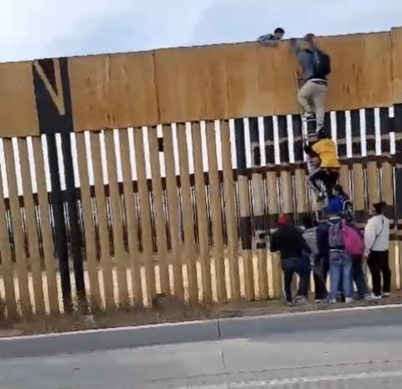 Cruza un grupo de 50 migrantes hacia Estados Unidos de manera irregular por la avenida internacional de Tijuana