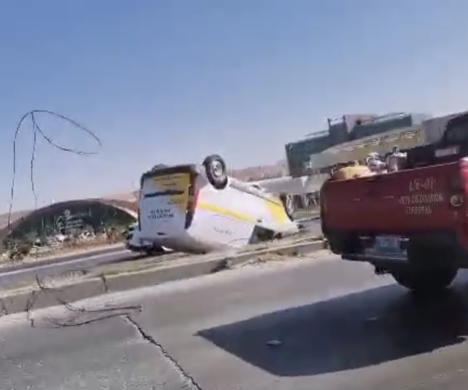Volcadura en boulevard Manuel J. Clouthier provoca caos vial en Tijuana