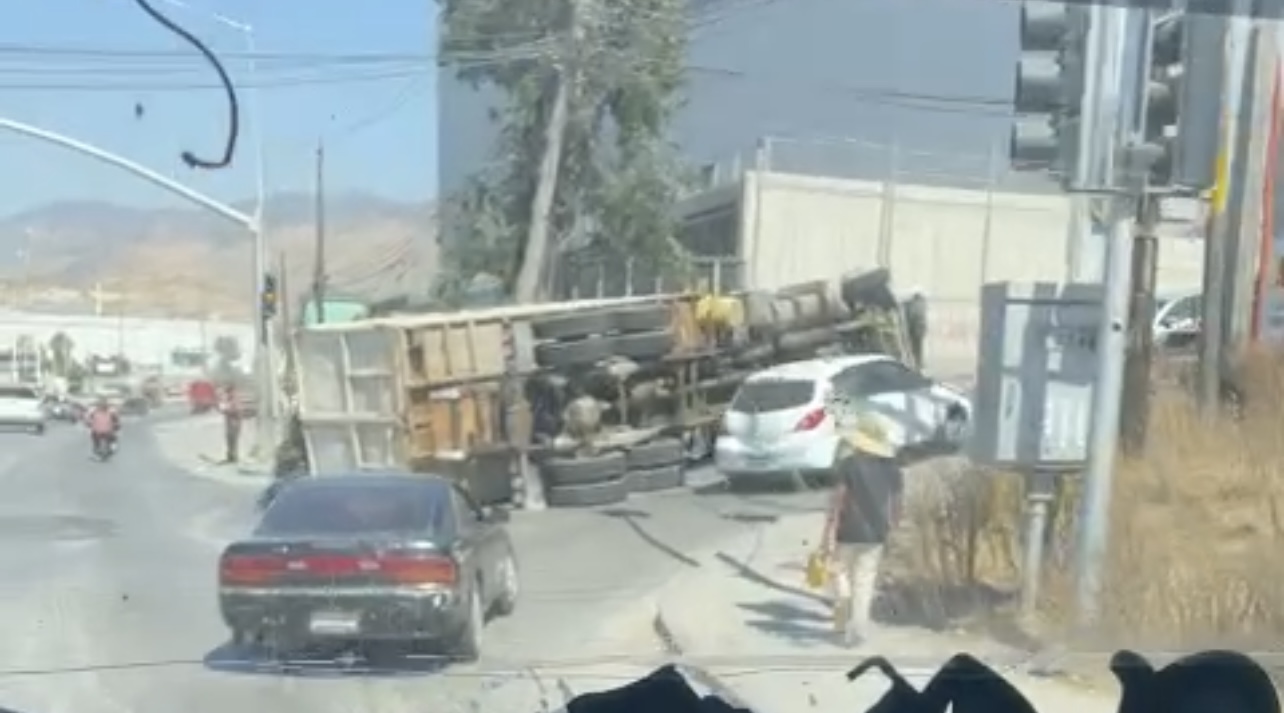 Tráiler de carga pesada volcado en carretera Tijuana-Tecate colapsa vialidad en Valle Bonito