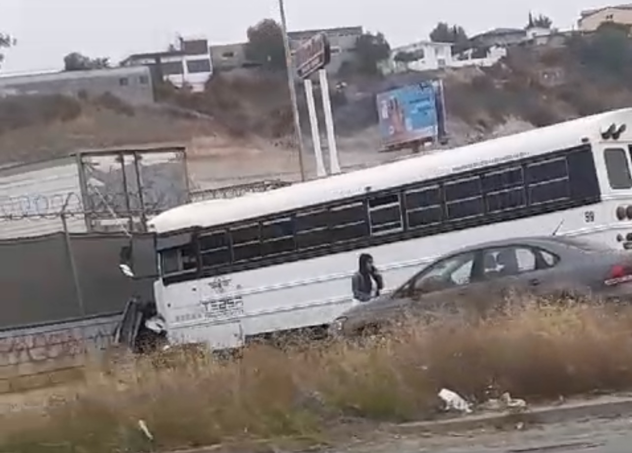 Choca camión de transporte de personal, deja varias personas lesionadas 