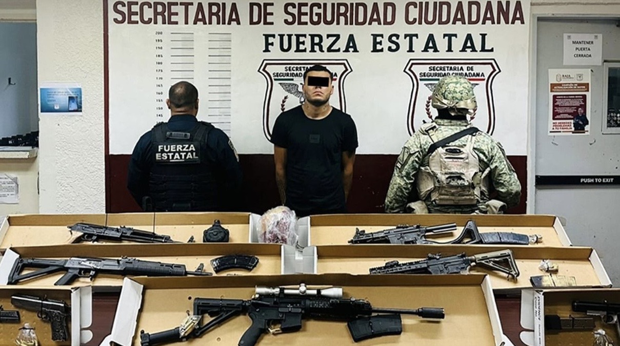 Decomisan en Tecate fuerte armamento y equipo táctico, el responsable conducía a exceso de velocidad