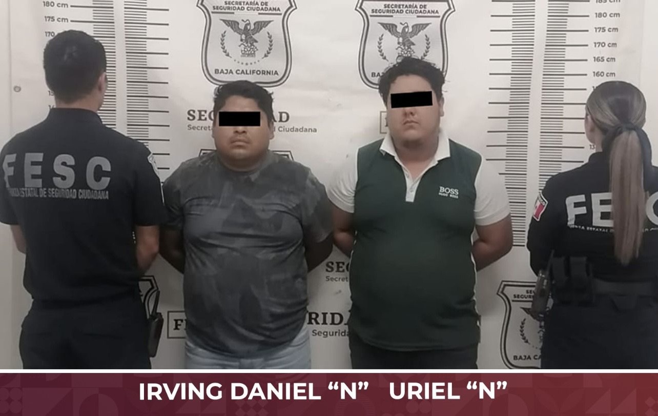 Detienen a dos presuntos traficantes de personas con 13 migrantes en Ensenada 
