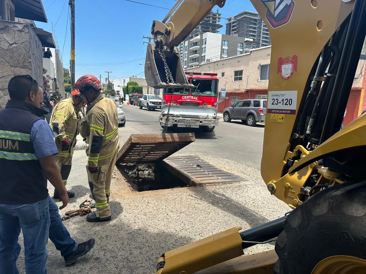 Rescatan a mujer atrapada en alcantarillado de la colonia Gabilondo en Tijuana