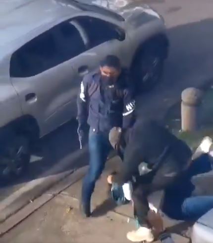 (VIDEO) Mujer fue víctima de brutal robo en el Park Way, de Bogotá; ladrones la arrastraron 