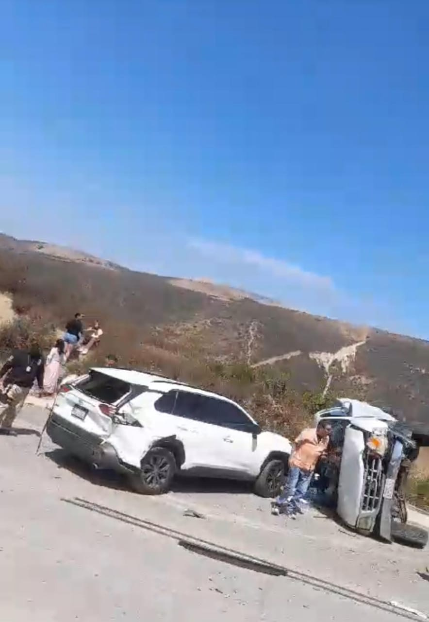 Reportan múltiples accidentes por derrame de materiales en carretera del Boulevard 2000