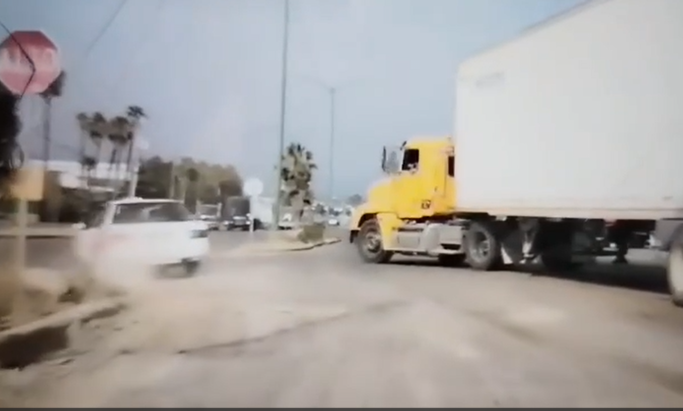 Como un \"Rápido y Furioso\", taxista arriesga la vida para ganarle el paso a un camión de carga pesada