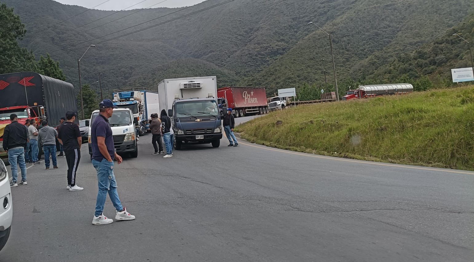 Camioneros mantienen bloqueos en la frontera entre Colombia y Ecuador 