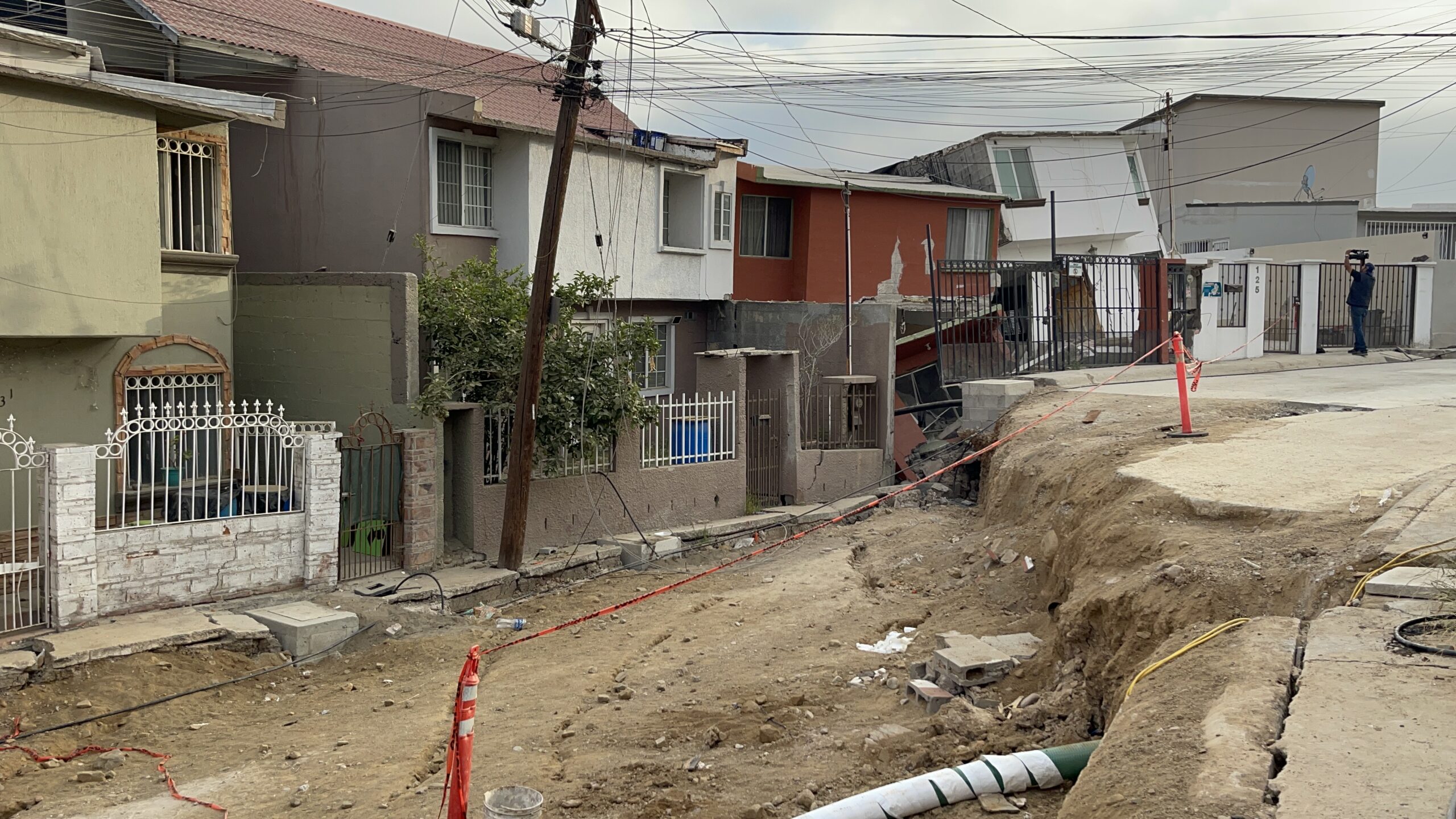 Se hunde la tierra en Lomas Conjunto Residencial de Tijuana, hay más de 50 casas destruidas