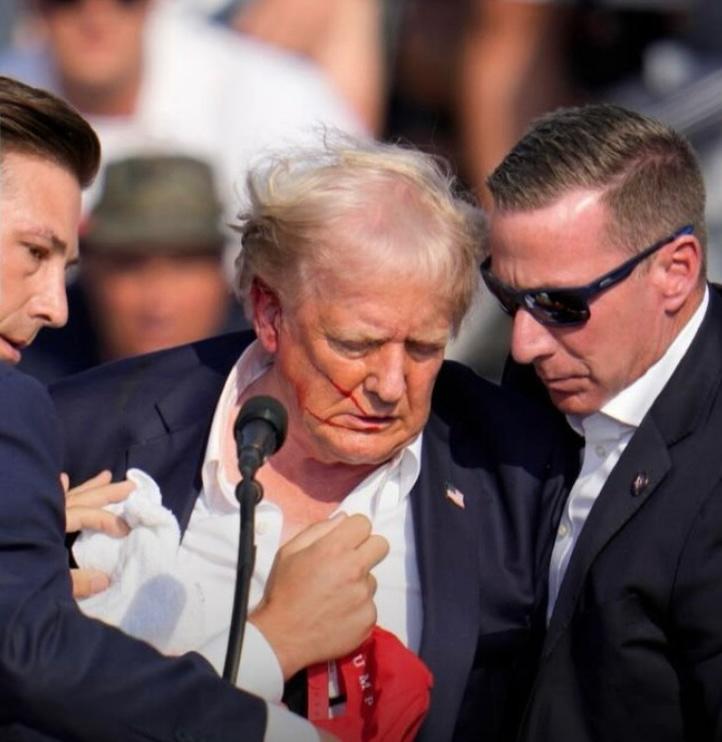 Momento en que disparan contra Donald Trump durante evento de campaña: Hay dos muertos