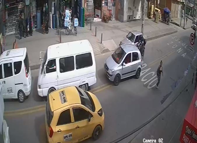 Video: Joven venezolano fue atropellado por un taxi en Bogotá y conductor emprendió la huida  