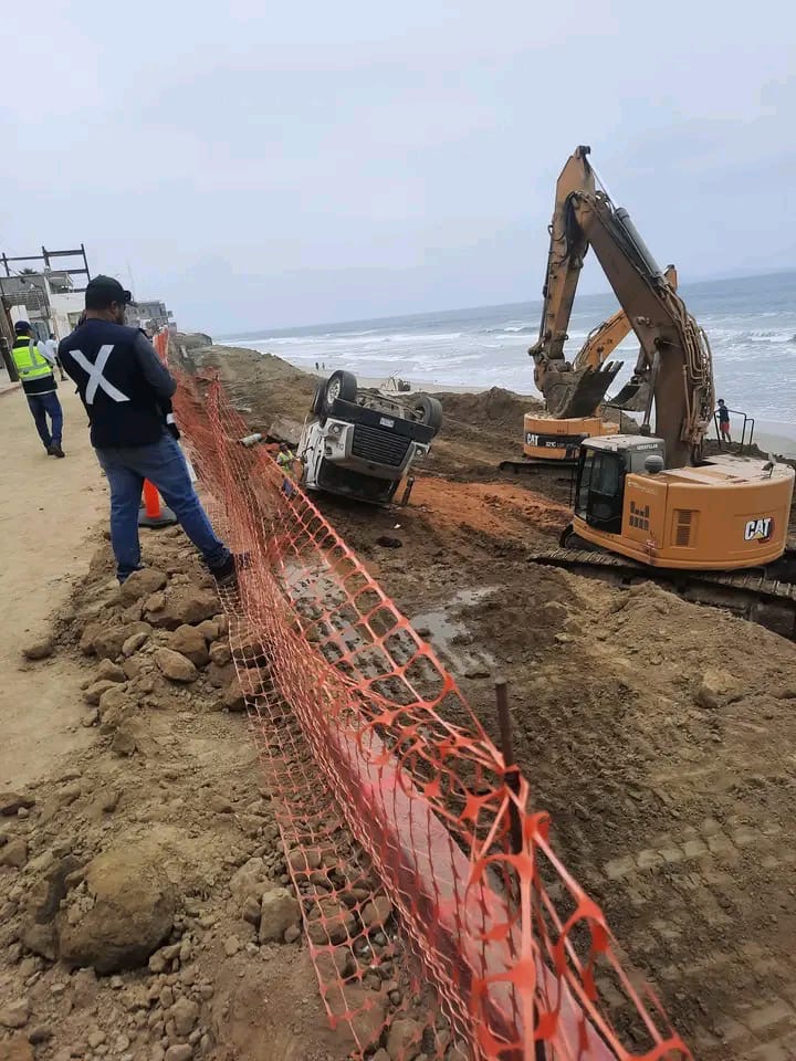 Camión de carga pesada cae al barranco del malecón en Playas de Tijuana 