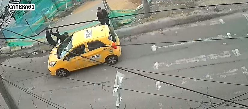 Video: Taxista atropelló a dos jóvenes y huyó en Bogotá, lo buscan las autoridades 