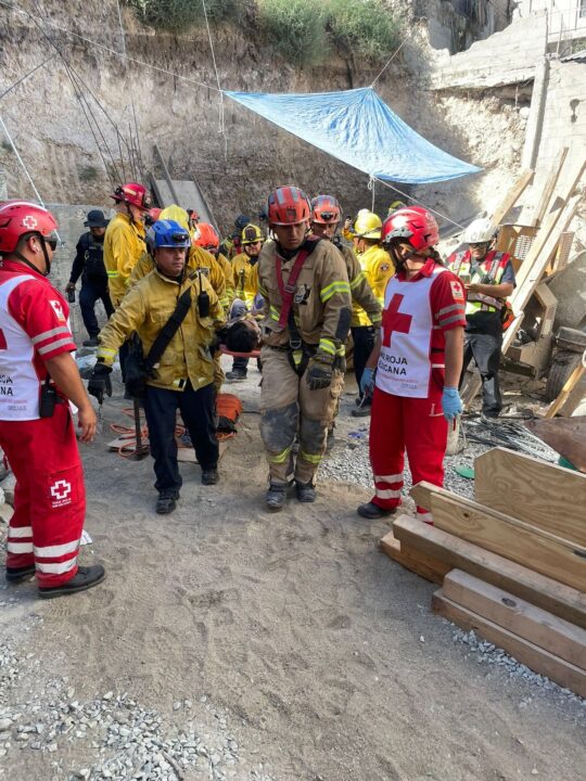 👩🏼‍🚒Bomberos de Tijuana rescata a trabajador de la construcción atrapado en deslave