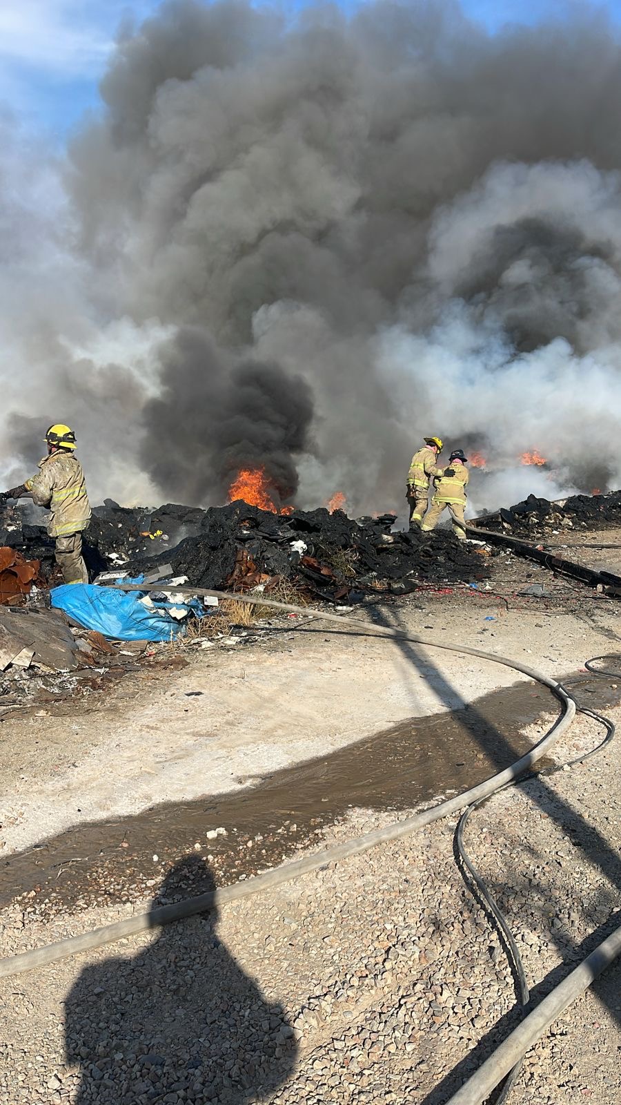 Nuevamente se incendia otra recicladora en la ciudad de Tijuana, cinco estaciones y 30 bomberos trabajaron