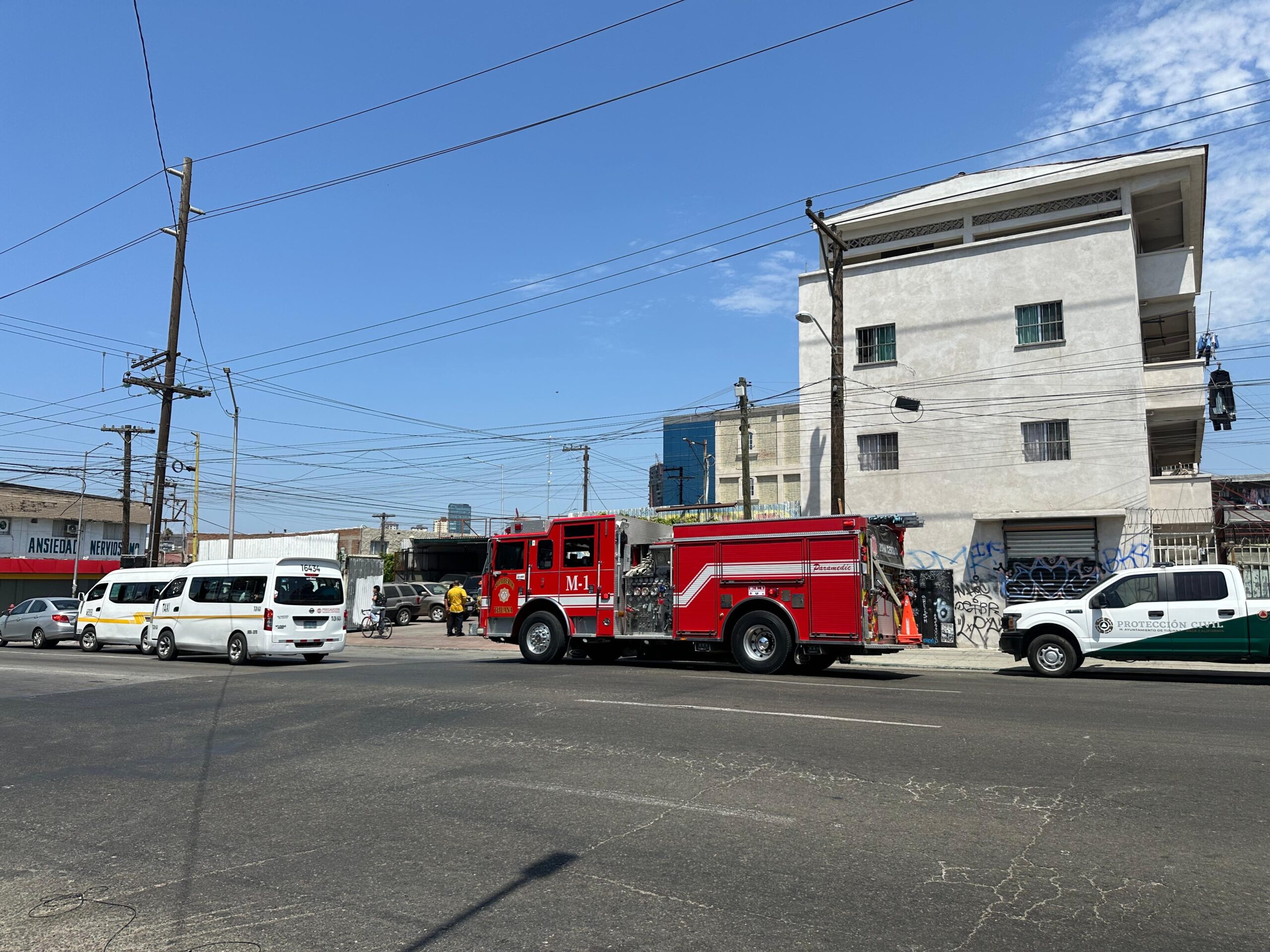 Le cae vehículo encima a mecánico mientras lo reparaba en la zona centro de Tijuana 