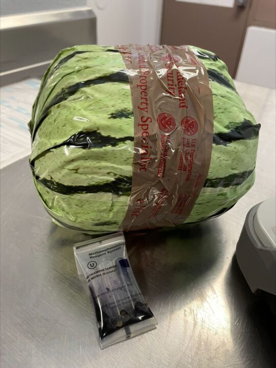 Agentes de CBP descubren 5 millones de dólares en metanfetamina oculta en sandías 🍉