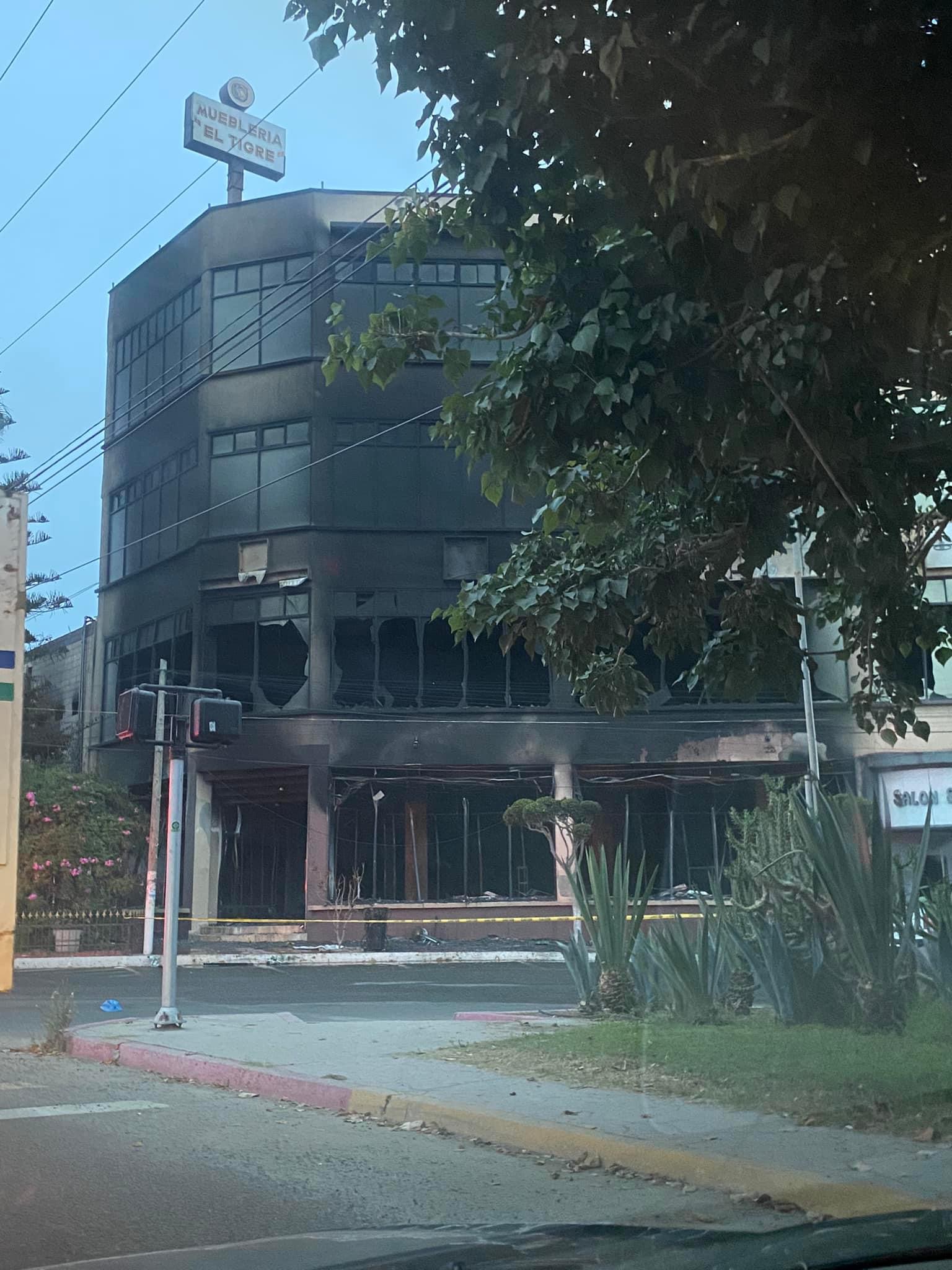 Incendio destruye \"Mueblería El Tigre\" en Playas de Tijuana