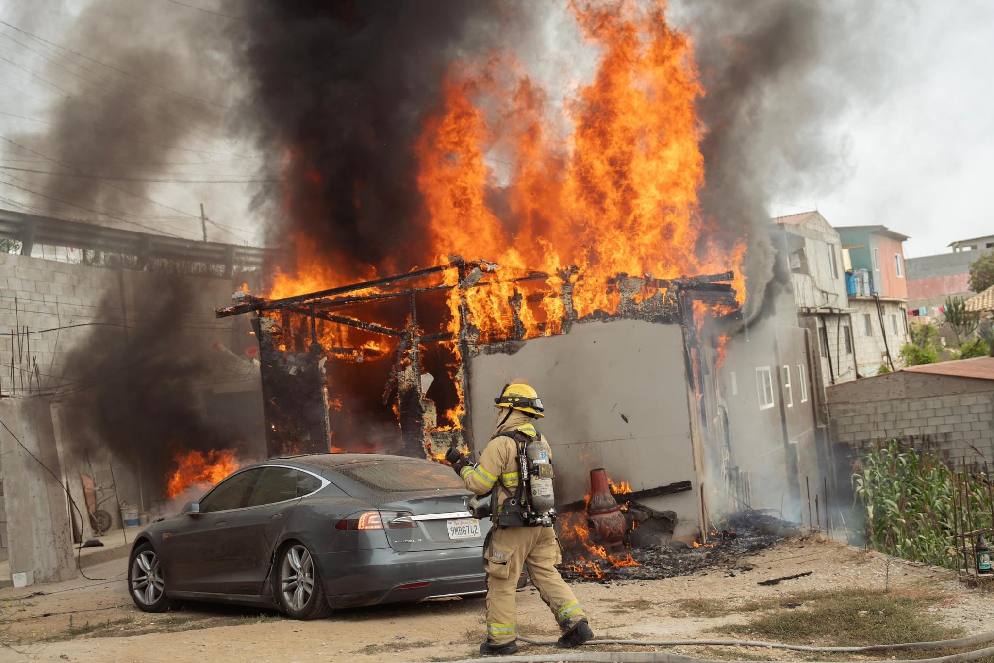 Por querer cargar su “automóvil Tesla” de manera ilegal provoca incendio en colonia Lázaro Cárdenas