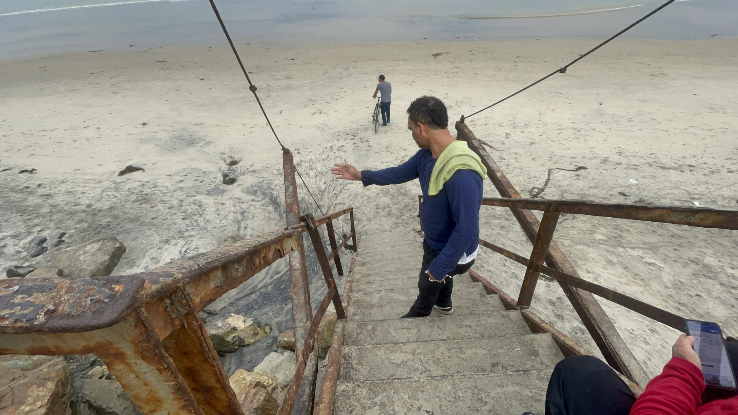 Residentes de Playas de Tijuana piden intervención municipal para reparar escaleras de acceso a la playa