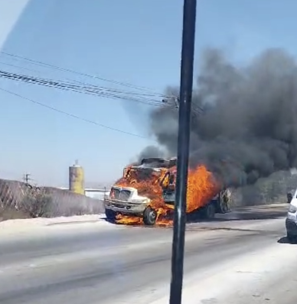 Se Incendia camión recolector de basura en Boulevard 2000