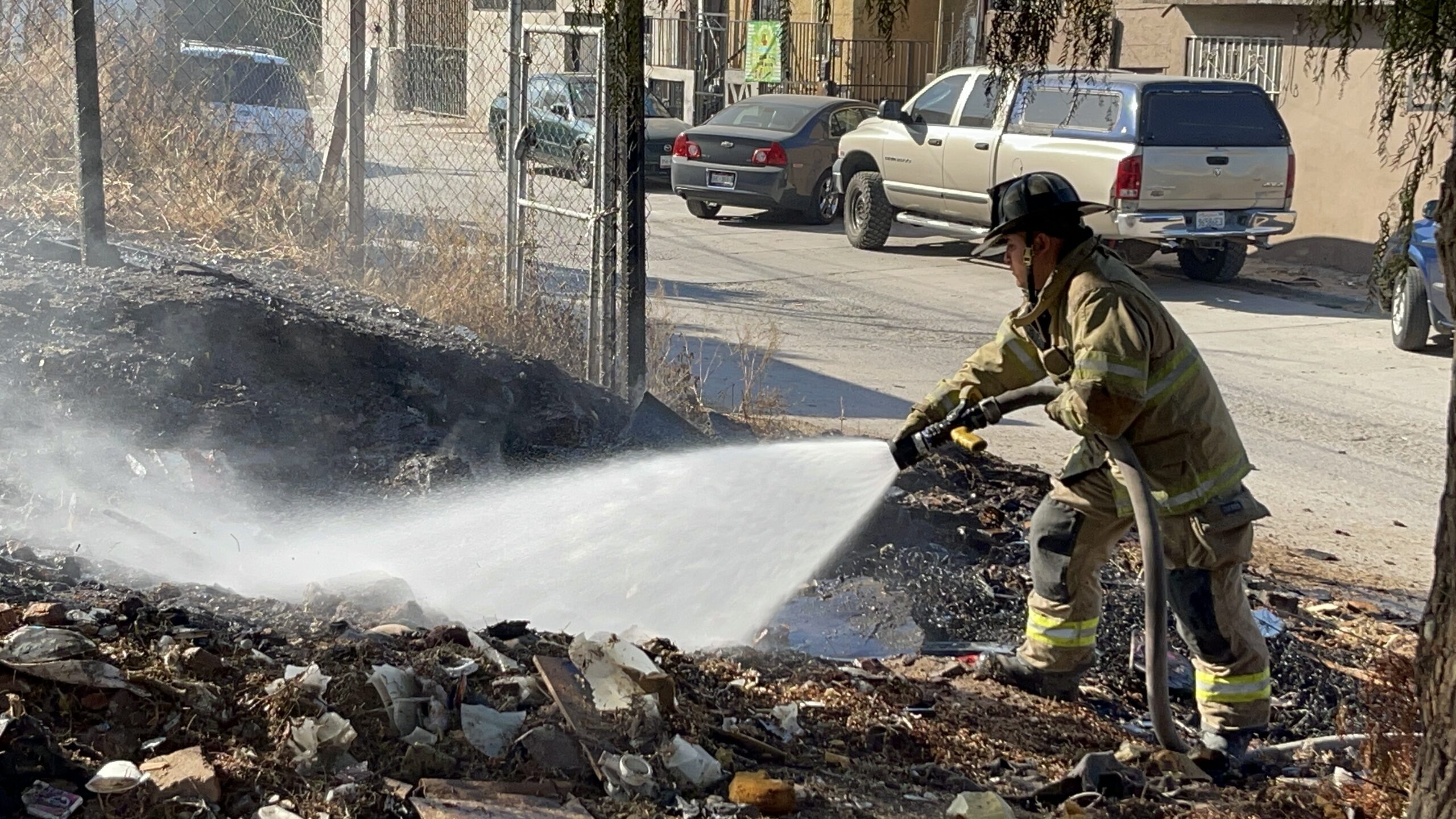 Tras incendios en Tijuana bomberos recomiendan limpieza en predios