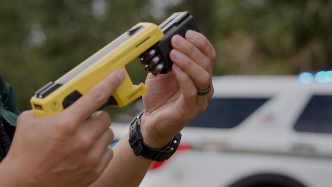 Policía de San Diego moderniza sus pistolas eléctricas/tasers