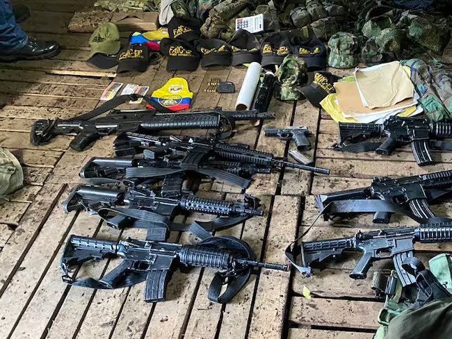 Incautan impresionante arsenal de armas y municiones de las disidencias con destino al Huila