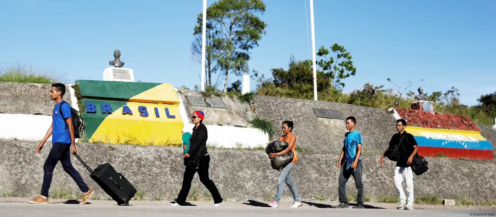 Frontera entre Venezuela y Brasil mantiene ciento de migrantes que desean salir hacía lado brasileño