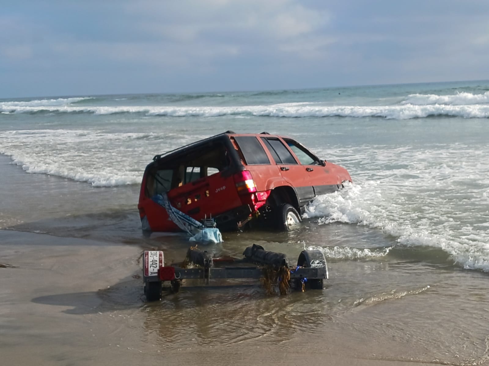Camioneta con presuntos polleros se hunde en playa de Baja Malibu