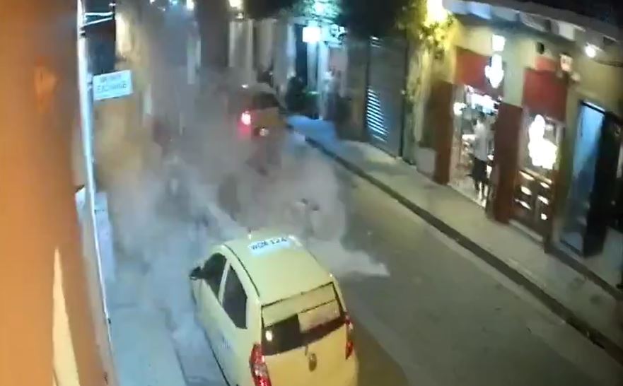 Balcón del centro histórico se desplomó cuando pasaban transeúntes y vehículos  