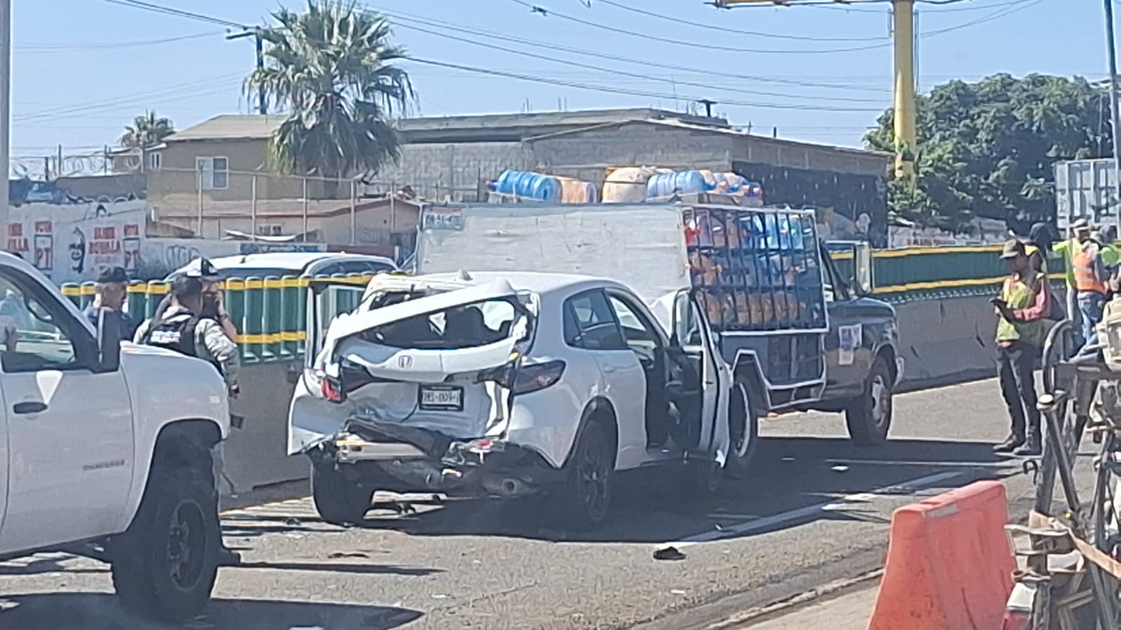 Accidente automovilístico en carretera escénica causa tráfico lento y daños significativos