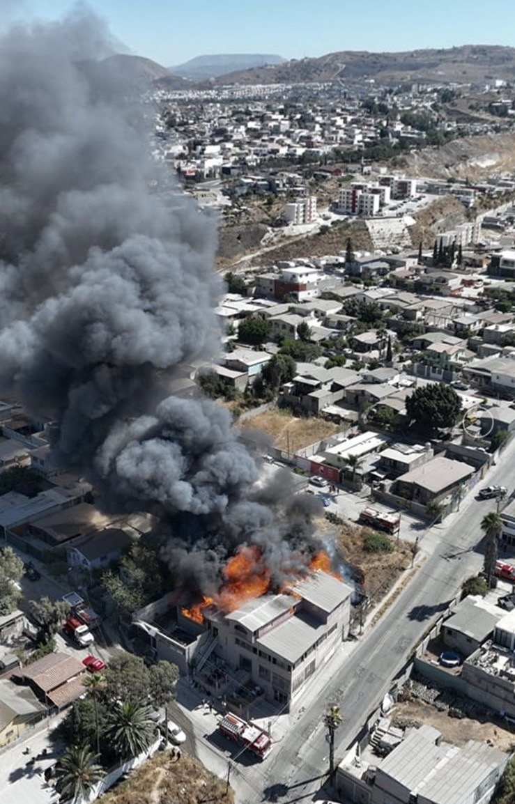 Incendio en casa de tres pisos en colonia “Los Reyes” deja perdidas totales