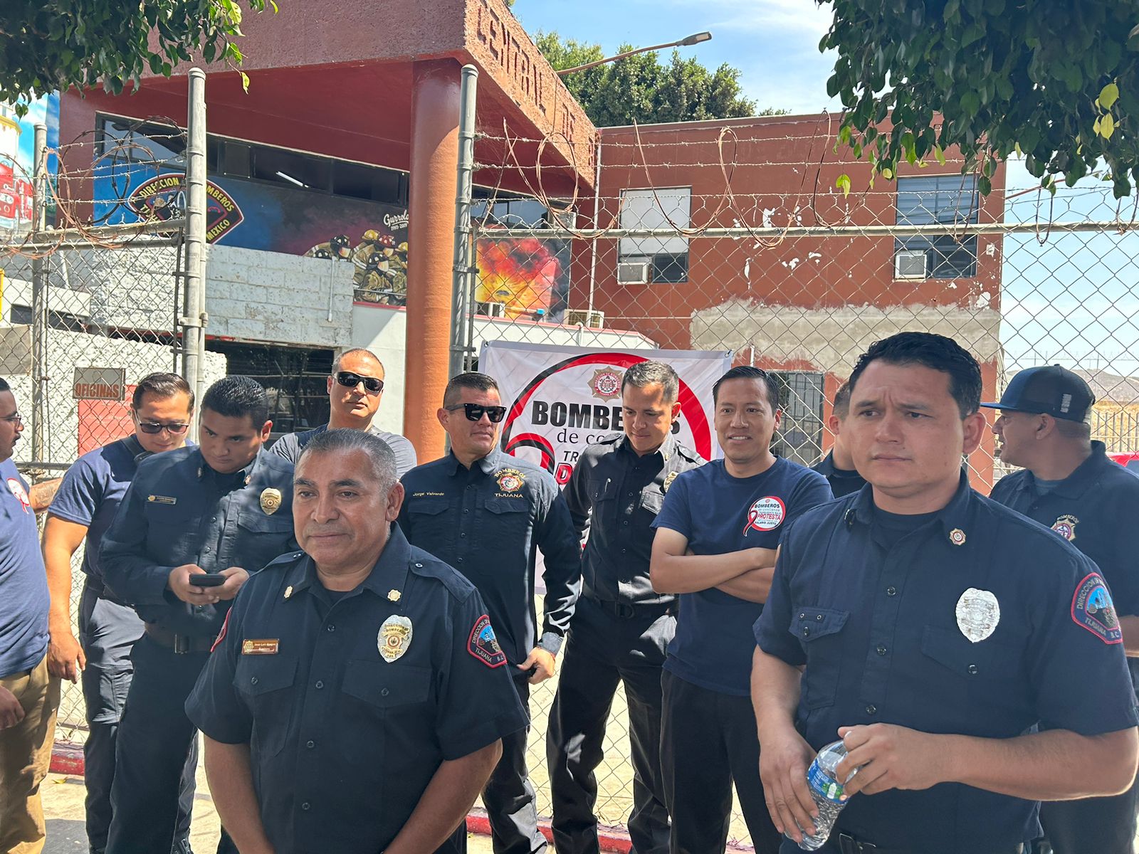 Bomberos de Tijuana se manifiestan para exigir aumento de sueldo y prestaciones