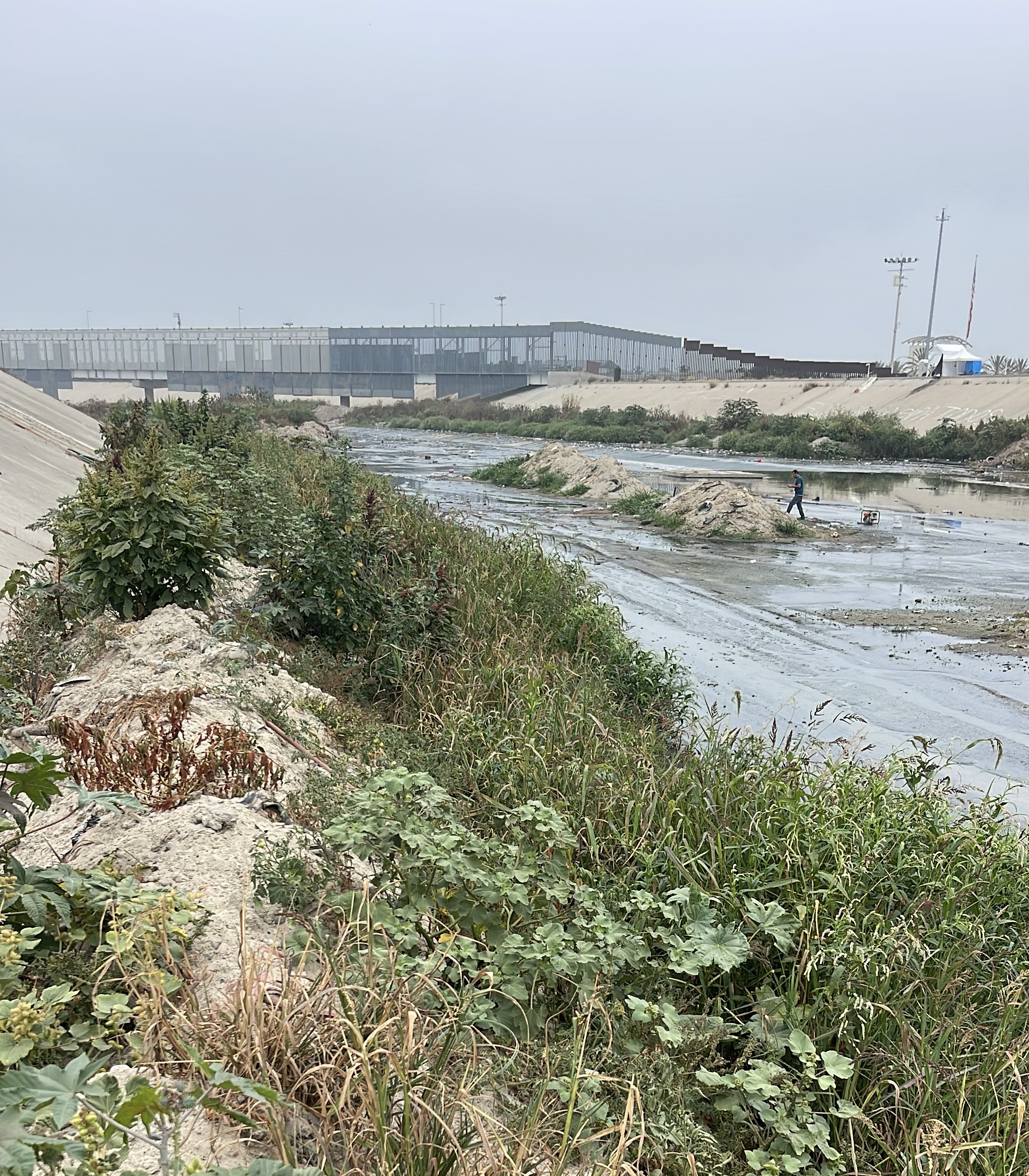 Ciudadanos exigen limpieza en canalización del río Tijuana por malos olores