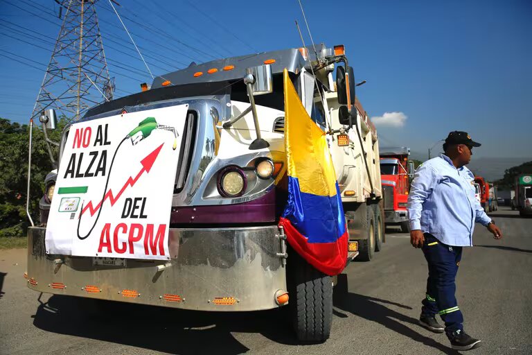 Paro de camioneros mantiene en caos a varias ciudades de Colombia