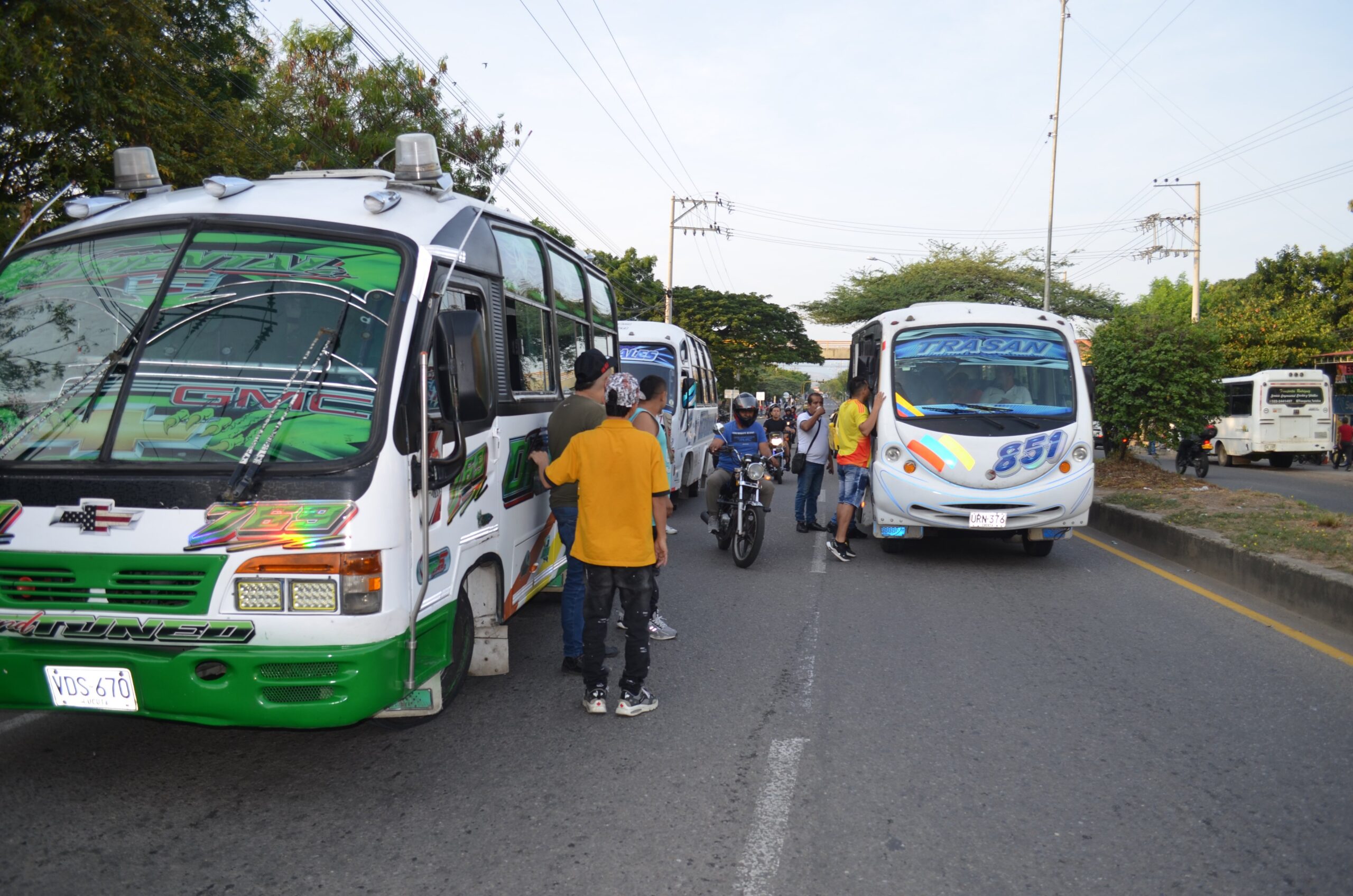 Flotas de pasajeros paralizadas en Colombia tras paro de camioneros de transportadores